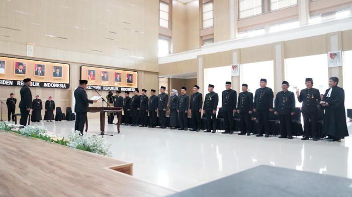 PELANTIKAN - Wali Kota Batu melakukan mutasi besar-besaran pejabat di Lingkungan Pemkot Batu pada Rabu (21/1/2026) di Graha Pancasila Balai Kota Among Tani. Total ada 15 pejabat yang dimutasi