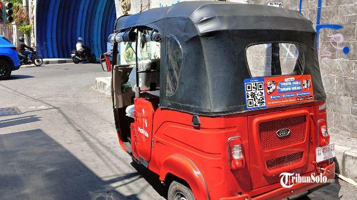 BAJAJ ORANYE - Kendaraan roda tiga bernama Bajaj berseliweran di jalanan kota Solo, Jawa Tengah. Ternyata, kendaraan bermotor asal India menjadi transportasi online di dua kota Jawa Tengah, Solo dan Semarang.Bajaj berwarna oranye tersebut diaplikasikan oleh aplikator bernama Maxride, yang saat ini baru beroperasi di dua kota di Jawa Tengah, yakni Semarang dan Solo.