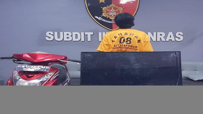 PENGGELAPAN DAN PENCURIAN -- Pelaku beserta barang bukti, ketika diamankan di Mapolda Babel, Senin (21/1/2026).