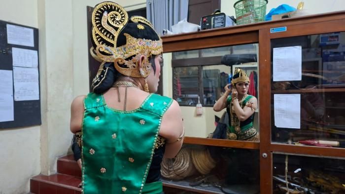 BERSIAP - Rukayah (40) pemeran Dewi Kunti dalam lakon Erangbaya saat memakai irah-irahan Dewi Kunti di ruang rias Gedung Wayang Orang Sriwedari Solo pada Senin (19/1/2026) malam.