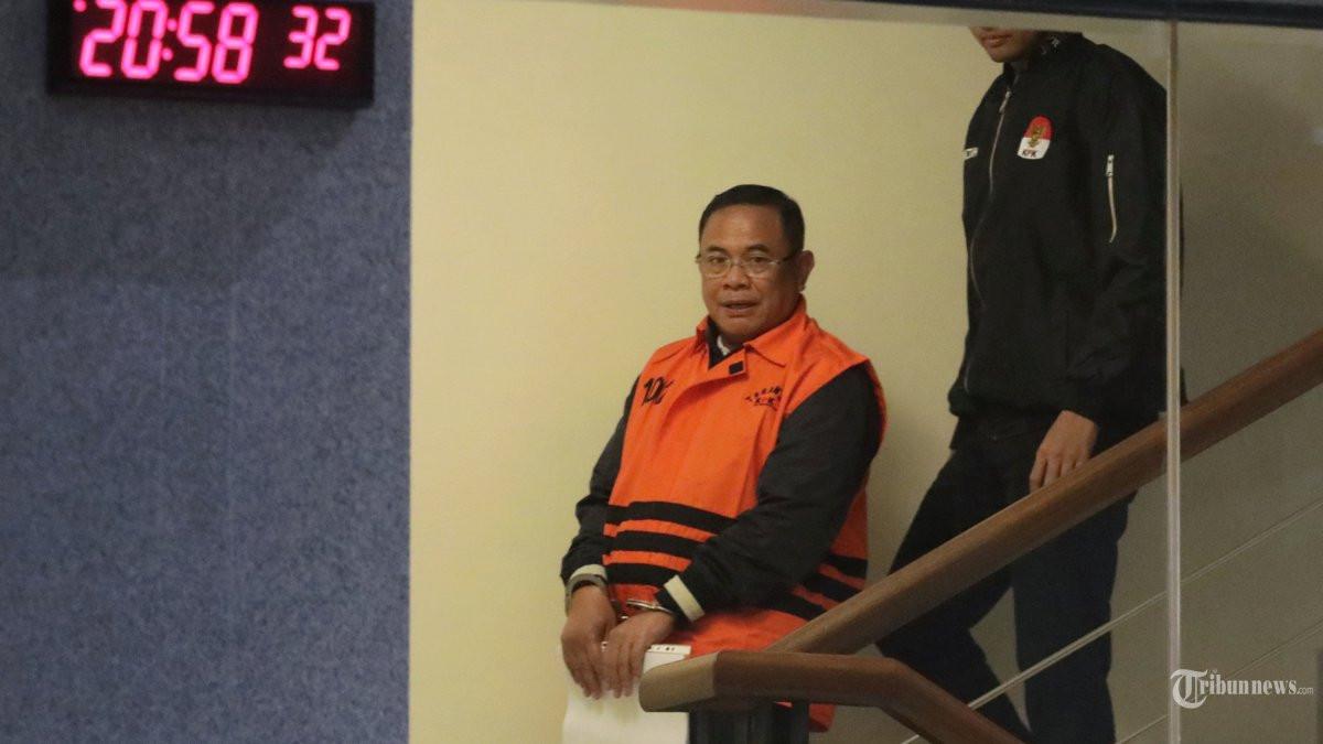 OTT PATI - Bupati Pati Sudewo bersama tersangka lainnya mengenakan rompi tahanan usai ditetapkan sebagai tersangka di Gedung Merah Putih KPK, Jakarta, Selasa (20/1/2026). KPK resmi menetapkan Bupati Pati Sudewo bersama 3 tersangka lainnya serta mengamankan barang bukti sebesar Rp 2,6miliar terkait kasus dugaan pemerasan pengisian jabatan perangkat desa di lingkungan Kabupaten Pati.