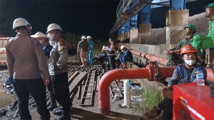 KECELAKAAN KERJA - Petugas gabungan dan pekerja berada di lokasi kecelakaan kerja di area PLTU Sukabangun, Kecamatan Delta Pawan, Kabupaten Ketapang, Kalimantan Barat, Rabu 21 Januari 2026 malam. Insiden tersebut mengakibatkan dua pekerja meninggal dunia dan dua lainnya mengalami luka serius.