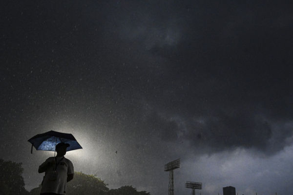 Seorang warga menggunakan payung saat hujan deras di Jakarta, Sabtu (15/11/2025). Foto: Sulthony Hasanuddin/ANTARA FOTO 