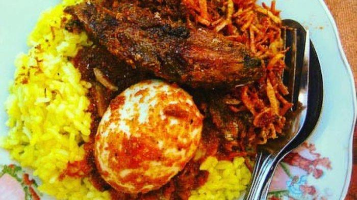 Nasi Kuning Avon, satu tempat sarapan enak di Surabaya yang banyak jadi andalan pekerja pagi.