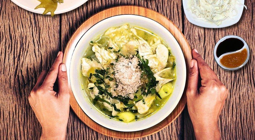 Soto Ayam Lamongan Cak Har, satu tempat sarapan enak di Surabaya yang banyak jadi andalan pekerja pagi.