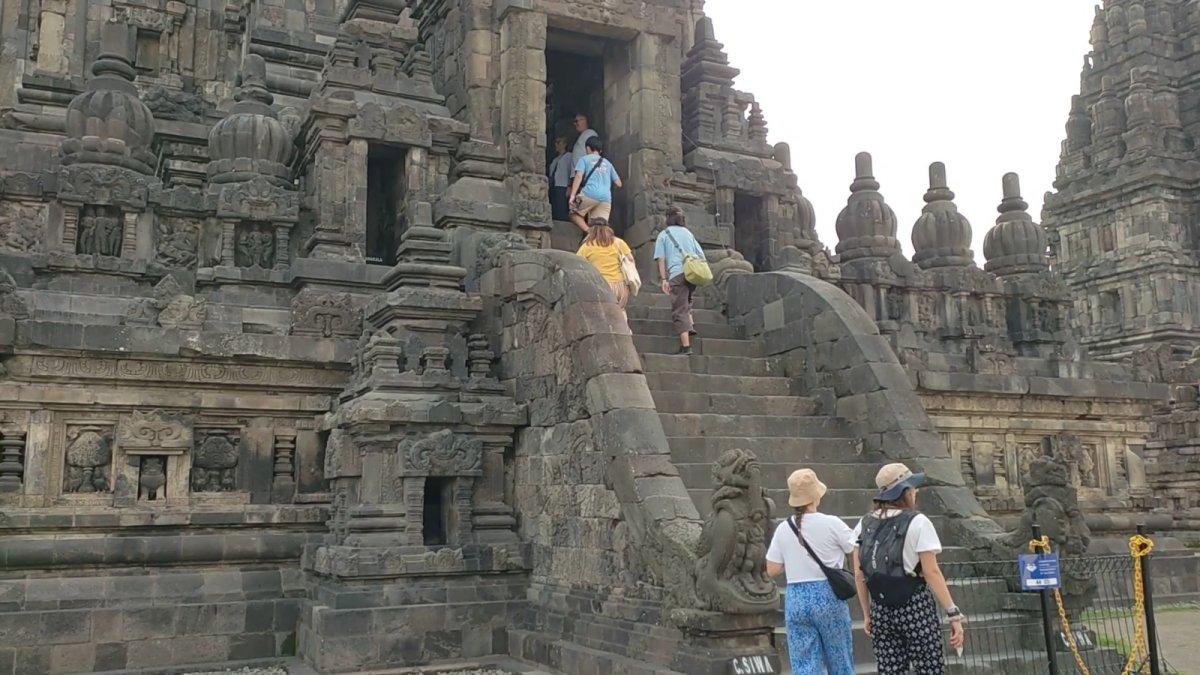 Sejumlah wisatawan lokal dan mancanegara memasuki area candi utama di komplek Candi Prambanan, Jogja saat liburan pada Rabu (5/4/2023).