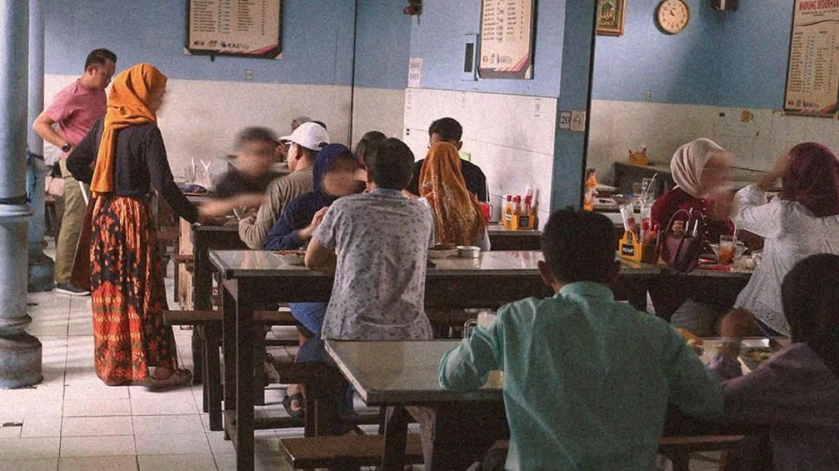 Depot Sederhana Gubeng Pojok, satu tempat sarapan enak di Surabaya yang banyak jadi andalan pekerja pagi.