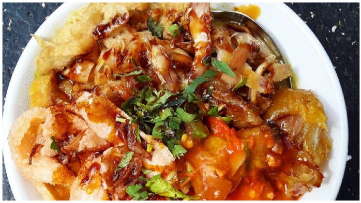 Seporsi hidangan Bubur Ayam Senopati yang cocok untuk sarapan enak di Jakarta Selatan.