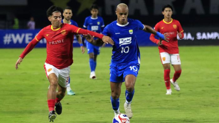 Pemain Persib Bandung, Wiliam Marcilio (kanan) menguasai bola dibayang-bayangi pemain Manila Digger pada play off AFC Champion League Two (ACL 2) di Stadion Gelora Bandung Lautan Api (GBLA), Kota Bandung, Jawa Barat, Rabu (13/8/2025).