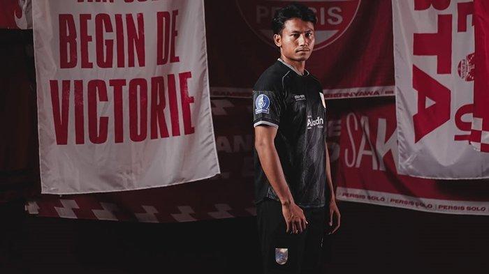 BEK BARU PERSIS - Potret Kadek Raditya Maheswara saat diperkenalkan sebagai rekrutan baru Persis Solo lewat akun media sosial Instagram pada Rabu (21/1/2026). Ini profil dan statistik bek baru Persis Solo, Kadek Raditya. (Instagram/persisofficial).
