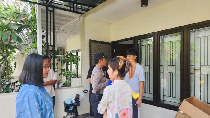 WNA DIANIAYA - Pihak kepolisian dari Polres Jombang saat mendatangi lokasi tempat perseteruan antara Warga Negara Asing (WNA) asla Kamboja dengan warga Jombang di Perumahan Grand Nature, Desa Pulo Lor, Kecamatan Jombang, Kabupaten Jombang, Jawa Timur pada Rabu (21/1/2026) sore. WNA langsung dipulangkan ke Kamboja, laporan dugaan penganiayaan masih ditangani. 