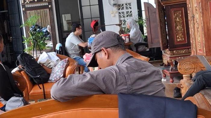 PENGGELEDAHAN - Suasana penggeledahan Kediaman Kepala Dinas PUPR Thariq Megah, Jalan Tanjung Manis Gang 14, Kelurahan Manisrejo, Kecamatan Taman, Kota Madiun pada Kamis (22/1/2026), sekira pukul 11.00 WIB. Penggeledahan berlangsung tertutup rapat dan terdapat 4 mobil Toyota Innova Hitam terparkir di sepanjang jalan.