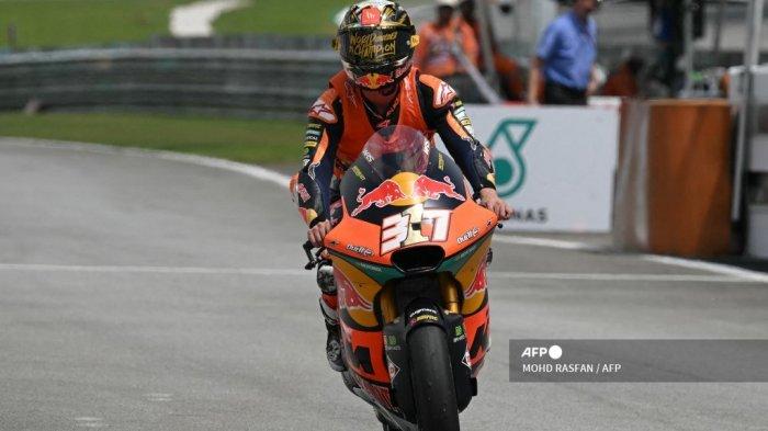 Pembalap Red Bull KTM Ajo asal Spanyol Pedro Acosta merayakan Kejuaraan Dunia Moto2 2023 saat ia melintasi garis finis pada balapan kelas Moto2 Grand Prix Malaysia MotoGP di Sirkuit Internasional Sepang di Sepang pada 12 November 2023.