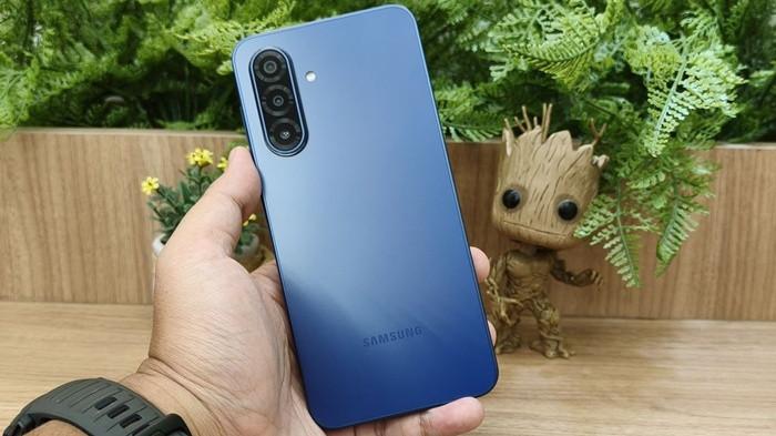 SAMSUNG TERBARU - Penampakan unit Samsung A17 5G. Raksasa teknologi asal Korea Selatan diketahui telah merilis Samsung A17 5G ke pasaran Indonesia pada Agustus 2025 lalu. Hp ini merupakan penerus Samsung A16 5G, hp keluaran 2025 dari Samsung yang diakui paling laris di pasaran.