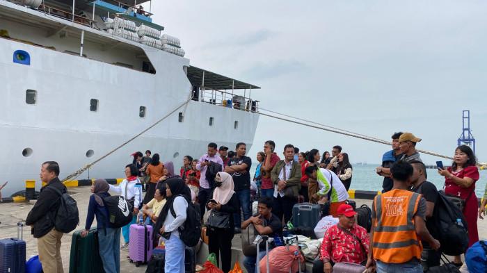 KAPAL PELNI KM KELUD DI BATAM - Penumpang kapal Pelni KM Kelud menunggu boarding keberangkatan di kawasan parkir Pelabuhan Bintang 99, Kecamatan Batuampar, Kota Batam, Provinsi Kepulauan Riau (Kepri), Rabu (21/1/2026) sore. Data manajemen Pelni Cabang Batam menyebut, sebanyak 2.434 penumpang turun di Batam.