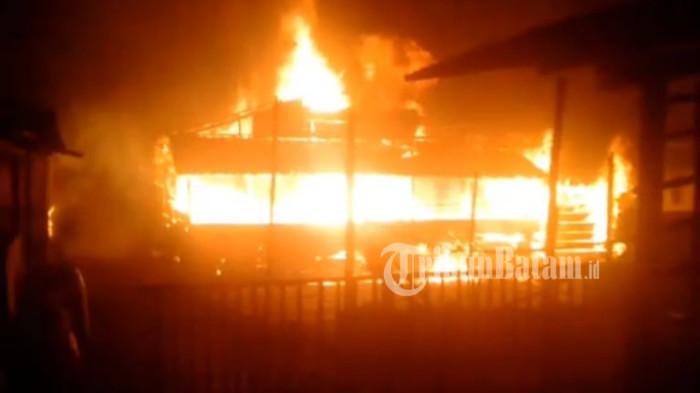 KEBAKARAN DI LINGGA - Kebakaran hebat menghanguskan satu unit rumah panggung di Dusun Linau Air Batu, Desa Tanjung Kelit, Kecamatan Bakung Serumpun, Kabupaten Lingga, Kepulauan Riau, Kamis (22/1/2026).