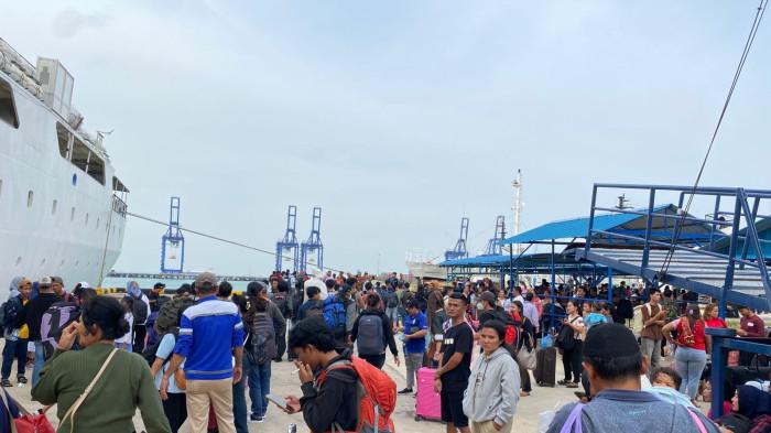 PENUMPANG DI PELABUHAN BINTANG 99 - Penumpang KM Kelud dari Belawan tiba di Dermaga Bintang 99 Batu Ampar Batam, Rabu (21/1/2026)