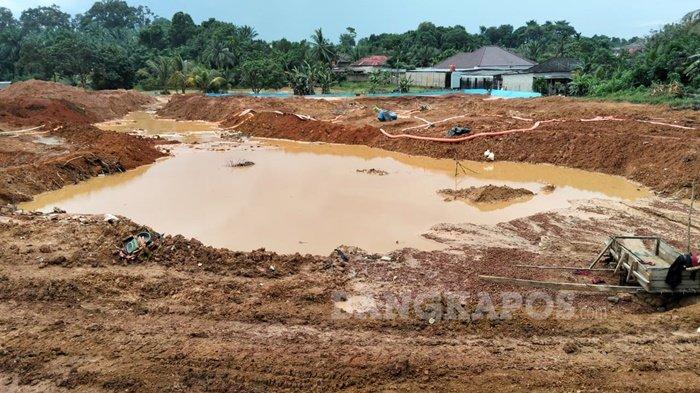 TAMBANG TIMAH ILEGAL -- Aparat Kepolisian Resor Bangka Selatan ketika melakukan peninjauan aktivitas pertambangan timah ilegal di Jalan Slamet, Tikung Yaden, Kelurahan Toboali, Sabtu (19/4/2025). Peninjauan dilakukan setelah aktivitas pertambangan bijih timah itu ilegal dan berada di tengah pemukiman warga.