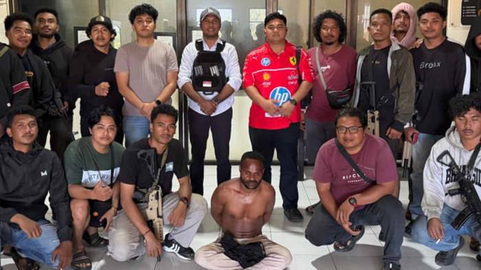 PENANGKAPAN PELAKU PENIKAMAN - Tim gabungan Polres Sorong dan Polres Maybrat foto bersama dengan terduga pelaku penikaman wanita di depan Gereja Katolik Santo Bernardus Aimas, Kabupaten Sorong, Minggu (18/1/2026). Terduga pelaku ditangkap tim gabungan Satreskrim Polres Sorong dan Polres Maybrat di Kampung Sisir, Distrik Saifi, Kabupaten Sorong Selatan.