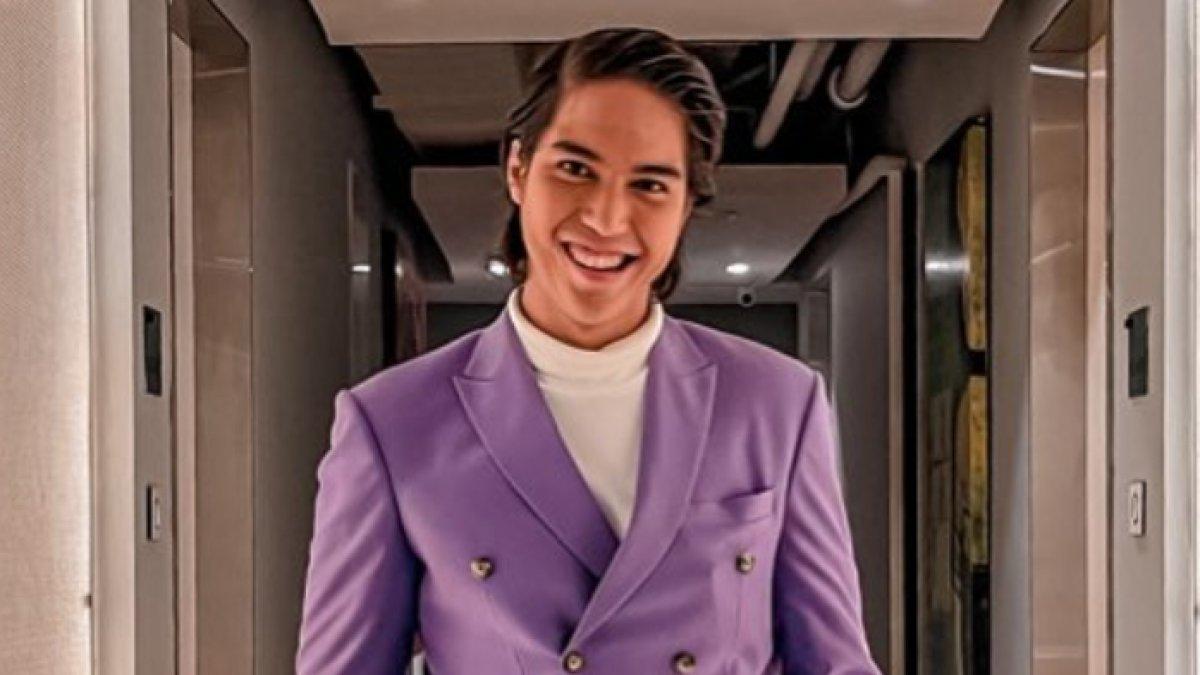 El Rumi tercatat sebagai lulusan University of Westminster, London.