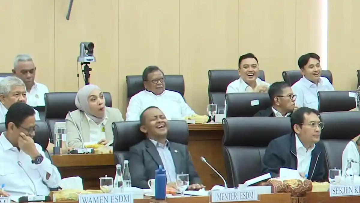 BANJIR JAKARTA - Menteri ESDM Bahlil Lahadalia tertawa saat mendengar curhatan Anggota Komisi XII DPR RI F-PDIP Cornelis, yang rumahnya terkena pemadaman listrik karena banjir Jakarta. Momen itu terjadi dalam Rapat Kerja Komisi XII DPR dengan Menteri ESDM Bahlil Lahadalia, Kamis (22/1/2026).