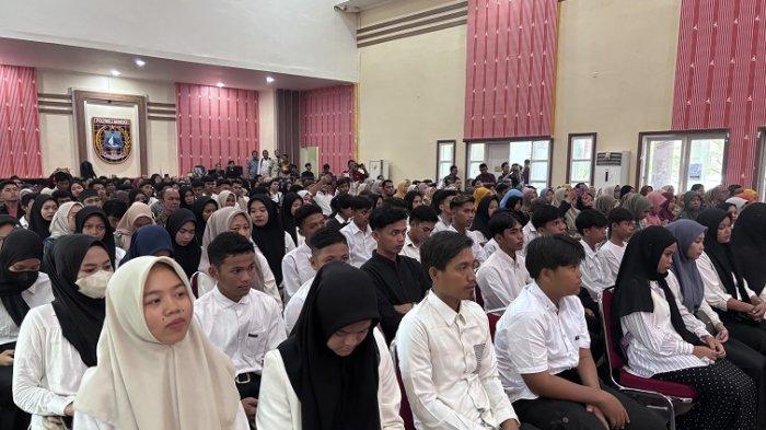 ANAK PUTUS SEKOLAH - Sebanyak 1.150 Anak Tidak Sekolah (ATS) di Kabupaten Polewali Mandar (Polman) akhirnya dapat kembali mengenyam pendidikan atau dikembalikan ke sekolah, Kamis (8/5/2025). Para ATS ini nampak dikumpulkan di aula Kantor Bupati Polman Jl Ratulangi Kelurahan Pekkabata Kecamatan Polewali.