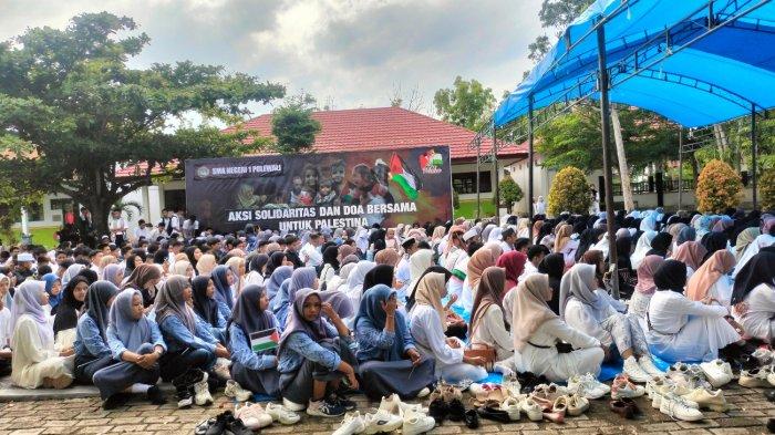 Siswa, pendidik dan tenaga kependidikan SMAN 1 Polewali mengikuti doa bersama untuk kemerdekaan Palestina di halaman sekolah Jl Muh Yamin, Kelurahan Pekkkabata, Kecamatan Polewali, Polman, Jumat (24/11/2023).