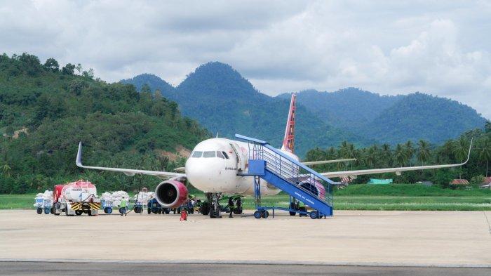 Kembali mengudara - Pesawat Batik air saat mendarat di Bandara Tampa Padang Mamuju pada Minggu (22/6/2025). Batik Air kembali mengudara dengan membuka rute Mamunju - Makassar setelah sebelumnya berhenti karena jumlah penumpang yang sangat minim