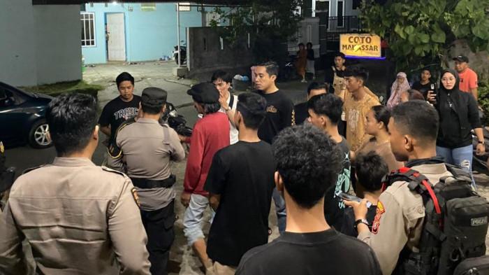WARUNG DIRUSAK - Warga dan Polisi mendatangi TKP Warung makan Coto Axuri yang berada di Jalan Abd. Wahab Asasi, Kabupaten Mamuju, Sulawesi barat dirusak Orang Tak Dikenal (OTK) pada Kamis (22/1/2026) malam.