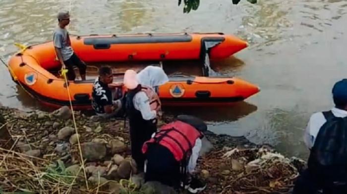 BAHAYA - Sejumlah pelajar terpaksa menyeberangi Sungai Cimandiri menggunakan perahu karet untuk bisa berangkat ke sekolah. Jembatan gantung yang berada di Kampung Leuwidinding, Desa Tanjungsari, Kecamatan Jampangtengah, mengalami kerusakan sejak 28 Desember 2025 lalu akibat luapan Sungai Cimandiri setelah diguyur hujan deras.