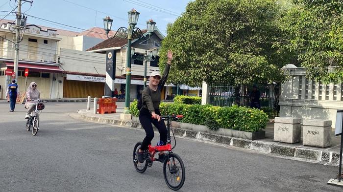 CAR FREE DAY - Aparatur sipil negara memasuki Kompleks Kepatihan, Kota Yogyakarta, dengan menggunakan sepeda saat pelaksanaan uji coba car free day (CFD), Jumat (23/1/2026). Selama uji coba, pegawai diimbau tidak menggunakan kendaraan bermotor dan memanfaatkan transportasi umum atau moda ramah lingkungan sebagai bagian dari upaya menciptakan perkantoran yang lebih sehat dan berkelanjutan.
