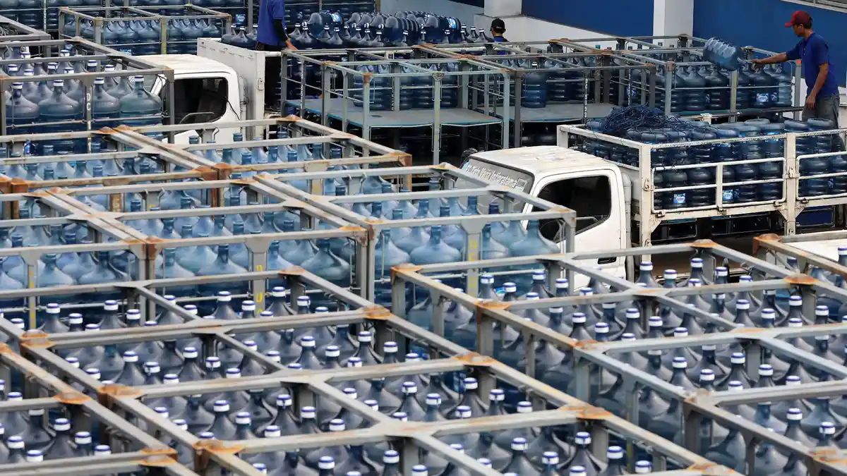 KUNCI JAWABAN BAHASA INGGRIS - Pekerja melakukan aktivitas bongkar muat air minum dalam kemasan di Jakarta, Minggu (23/7/2023). Berikut ini kunci jawaban Bahasa Inggris kelas 11 SMA/MA halaman 155 activity 10 Kurikulum Merdeka edisi revisi. 