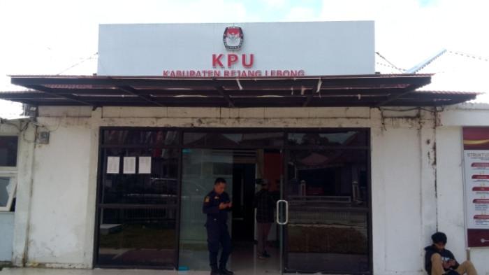 DATANGI - Foto suasana Kantor KPU Rejang Lebong pada Kamis (22/1/2026). Penyidik Kejari Rejang Lebong mendatangi kantor KPU diduga berkaitan dengan dugaan penyimpangan dana hibah Pilkada.