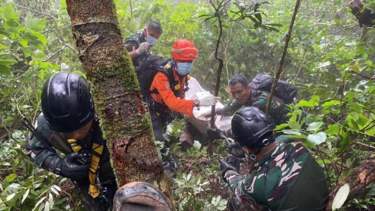 KECELAKAAN PESAWAT ATR – Tim SAR gabungan mengevakuasi kantong jenazah korban pertama kecelakaan pesawat ATR 42-500 di lereng Gunung Bulusaraung, Pangkep, Sulawesi Selatan, Selasa (20/1/2026). Evakuasi berlangsung 30 jam di tengah hujan deras, kabut, suhu dingin, dan ancaman longsor.