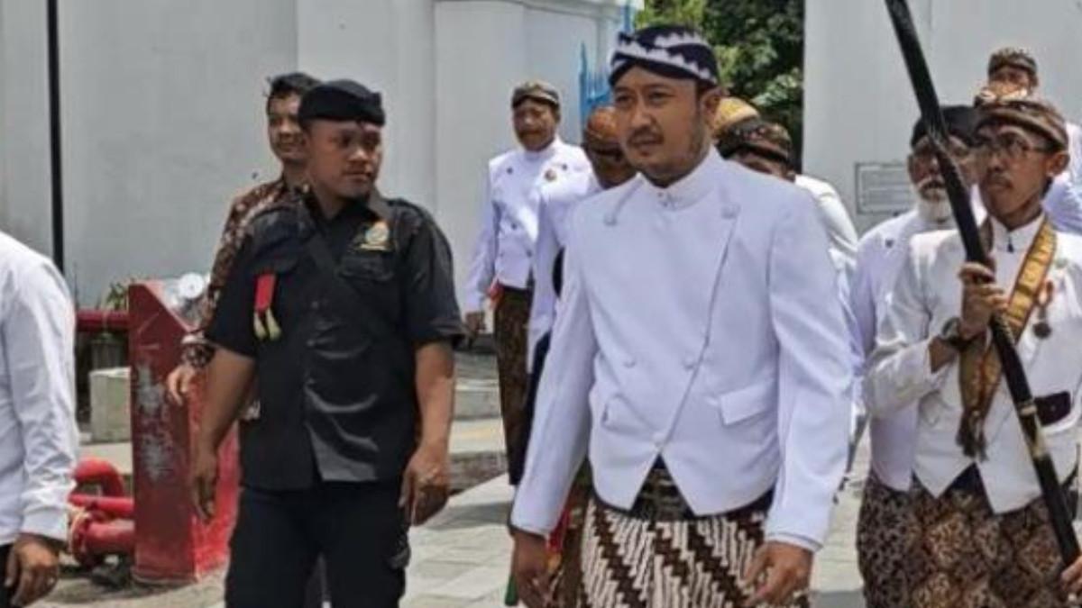 DRAMA KERATON SOLO - Jumatan tujuh kali berturut-turut dilakoni oleh Pakubuwono XIV Hangabehi di Masjid Agung Keraton Kasunanan Surakarta. Di jumat ketujuh Sinuhun Hangabehi mengenakan beskap putih diiringi dengan para sentono dan abdi dalem, Jumat (26/12/2025).