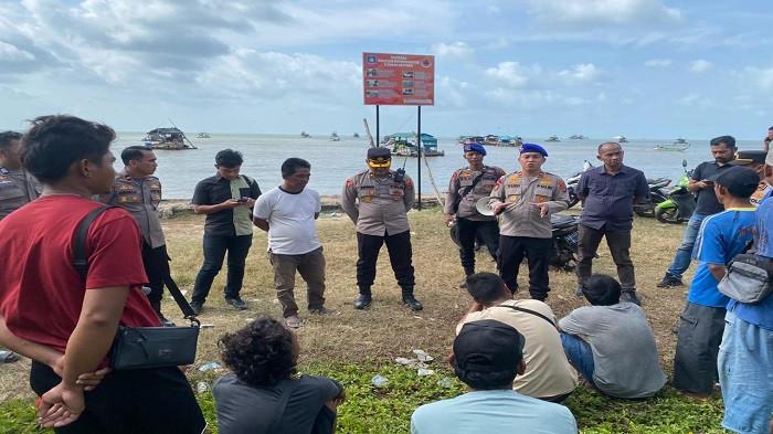 PENERTIBAN -- Personel Polres Bangka Barat turun langsung, melakukan penertiban penambangan ilegal di Perairan Laut Limbung, di Pelabuhan Nelayan, Kelurahan Tanjung, Kecamatan Mentok, Jumat (23/1/2026).