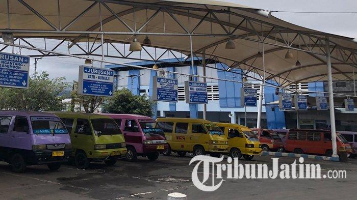 BERJEJER - Deretan angkot di Terminal Kota Batu. Angkot-angkot ini selain mengangkut penumpang juga diberdayakan sebagai armada Angkutan Pelajar (APEL) Gratis, yang mengangkut para pelajar di Kota Batu, bekerja sama dengan Pemkot Batu, Rabu (30/7/2025).