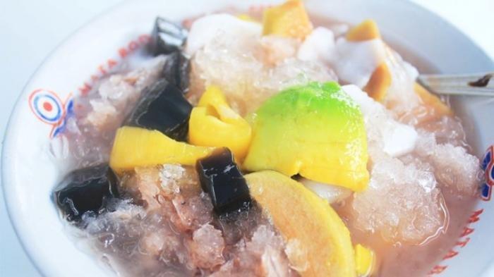 Pelepas dahaga di siang hari meminum es buah pakunigngratan