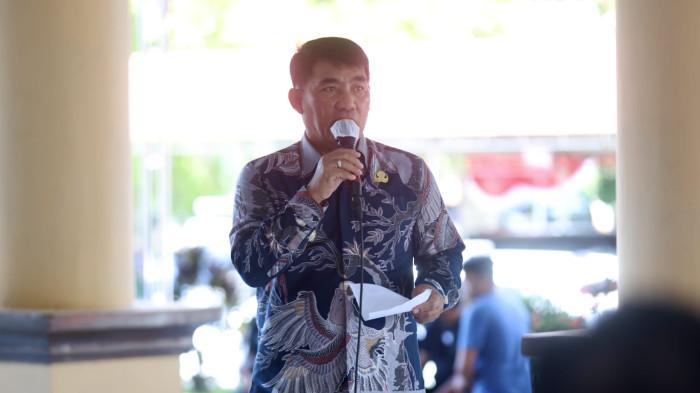 PENYERAHAN - Gubernur Sulawesi Utara (Sulut) Yulius Selvanus Komaling (YSK) memenuhi harapan masyarakat umat Hindu di Desa Adat Kembang Mertha, Kabupaten Bolaang Mongondow (Bolmong), dengan menyerahkan satu unit ambulans untuk menunjang pelayanan kesehatan.