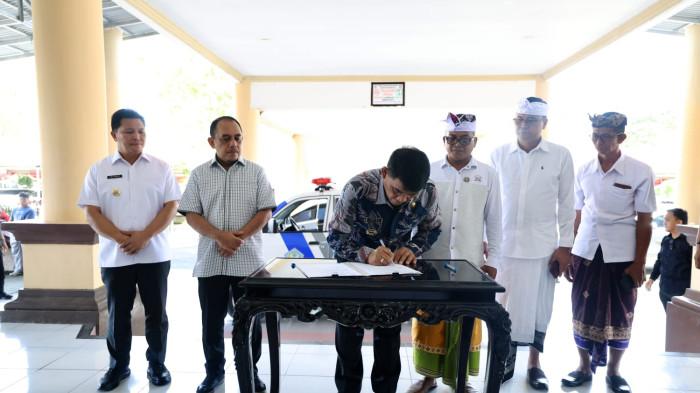 PENYERAHAN: Gubernur Sulawesi Utara (Sulut) Yulius Selvanus Komaling (YSK) memenuhi harapan masyarakat umat Hindu di Desa Adat Kembang Mertha, Kabupaten Bolaang Mongondow (Bolmong), dengan menyerahkan satu unit ambulans untuk menunjang pelayanan kesehatan