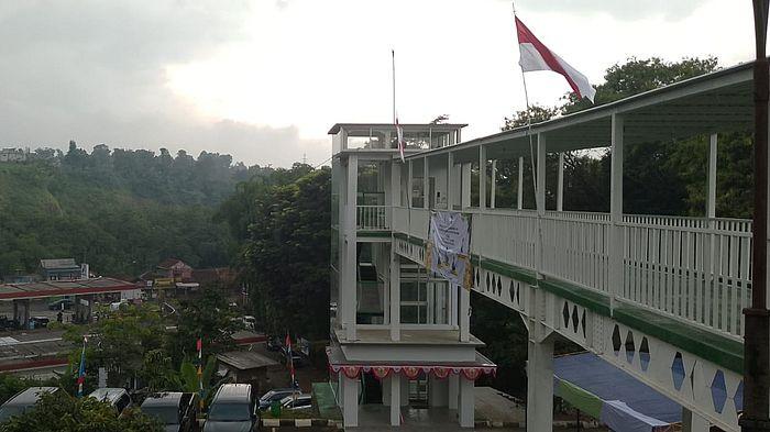 MAKIN RAMAH JAMAAH - Masjid Raya Ciromed kini semakin ramah bagi jamaah. Kini ada fasilitas lift dan jembatan penyeberangan orang yang langsung terhubung ke pintu masuk masjid, Jumat (23/1/2026).