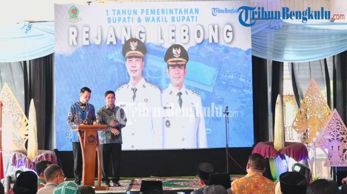 BUPATI DAN WAKIL BUPATI REJANG LEBONG - Bupati dan Wakil Bupati Rejang Lebong Fikri–Hendri saat refleksi satu tahun kepemimpinan, Jumat (23/1/2026). Bupati memaparkan capaian dan tantangan pembangunan Rejang Lebong.