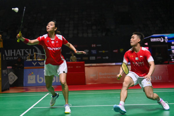 Pebulu tangkis Indonesia Gloria Emanuelle Widjaja (kiri) dan rekannya asal Singapura,  Hee Yong Kai Terry (kanan) mengembalikan kok pada babak 32 besar Daihatsu Indonesia Masters 2026 di Istora Senayan, Jakarta, Rabu (21/1/2026). Foto: Aditya Pradana Putra/ANTARA FOTO