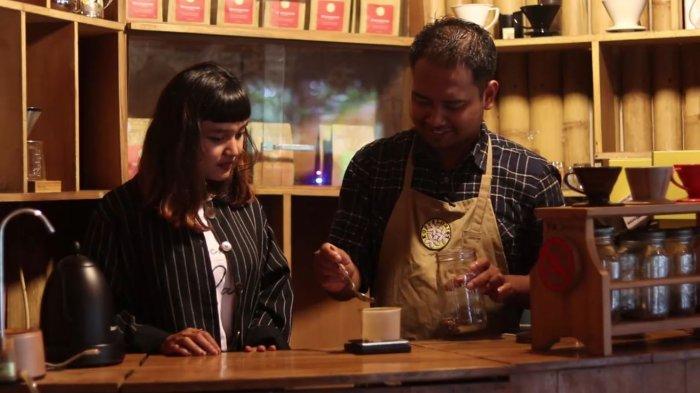 Brewing Kopi Tubruk dengan Natural Process di Kafe Florist, With Barista Kafe Florist, Apep Florist