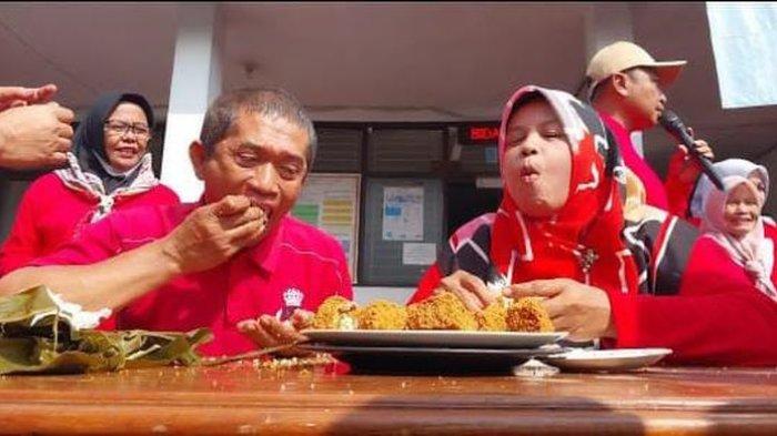 Suasana lomba memakan Tahu Sumedang, di Kantor Dinas Koperasi, Perindustrian, dan Perdagangan (Diskoperindag) Kabupaten Sumedang, Selasa (16/8/2022).