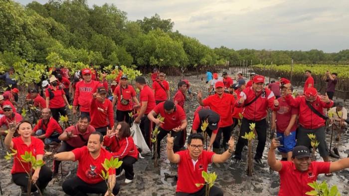 Sekretaris DPC PDI Perjuangan Badung, didampingi Bendahara DPC Bagus Alit Sucipta saat melaksanakan kegiatan menanam mangrove pada Jumat 23 Januari 2026