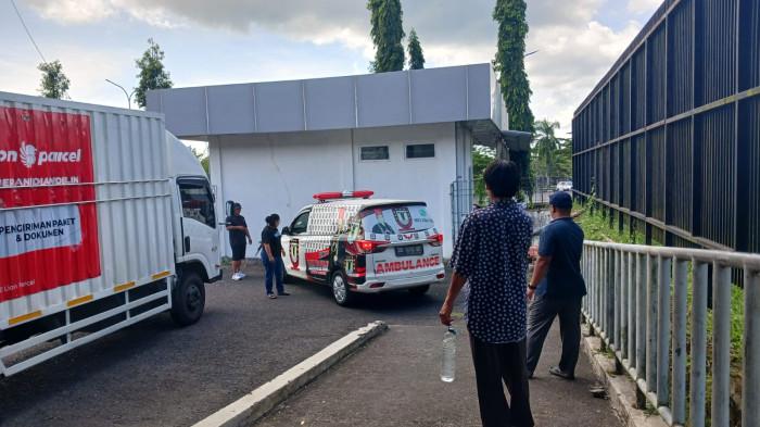 AMBULANS - Ambulans yang membawa jenazah Florencia Wibisono dari Bandara Sam Ratulangi Manado, Jumat (23/1/2026). Jenazah langsung dibawa ke rumah duka di Kelurahan Taler, Kecamatan Tondano Timur, Kabupaten Minahasa, Sulawesi Utara.