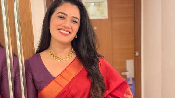 नुकत्याच निळ्या रंगाच्या साडीत तिच्या मोहक लूकने चाहत्यांची मने जिंकली होती. त्यानंतर आता रॉ सिल्क साडीतील तिचा नवा अंदाज सोशल मीडियावर प्रचंड व्हायरल होत आहे.