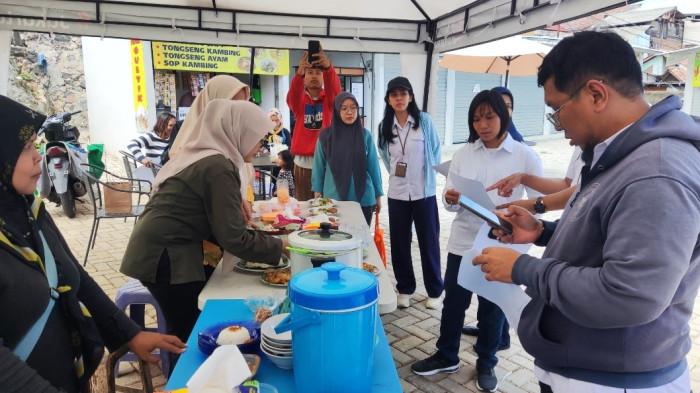KURASI - Petugas Suku Dinas Perindustrian, Perdagangan, Koperasi, Usaha Kecil dan Menengah (PPKUKM) Jakarta Selatan melakukan kurasi produk UMKM calon pedagang Sentra Fauna dan Kuliner Lenteng Agung, Jagakarsa, Jakarta Selatan pada Rabu (17/12/2025).