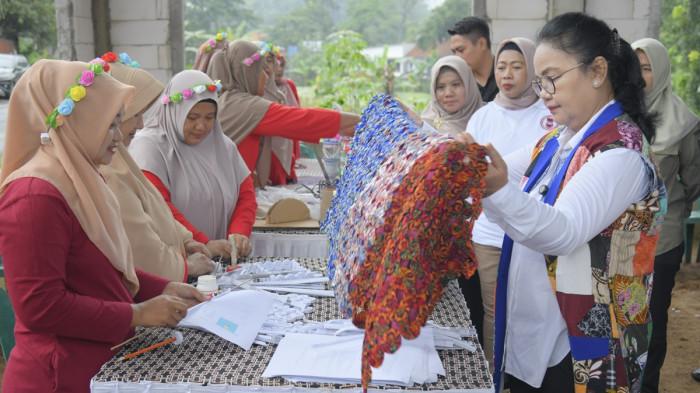 BANK SAMPAH - Wali Kota Semarang, Agustina Wilujeng meninjau pengelolaan sampah di Bank Sampah Alamanda, RW 01 Kelurahan Mangunsari, Kecamatan Gunungpati, Jumat (23/1). Pada kegiatan 